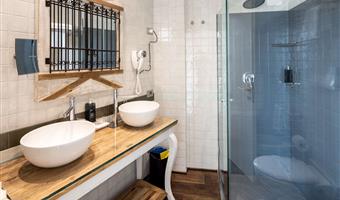 1 king 1 single, deluxe room, balcony, sea view, twin on request