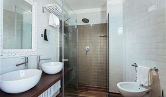 1king 2 single beds, junior suite, jacuzzi, front sea view