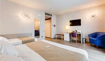 1 queen bed, family room, sofabed