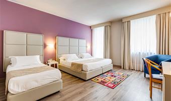 1 queen bed, family room, sofabed