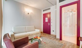 1 queen bed, family room, sofabed