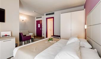 1 queen bed, family room, sofabed