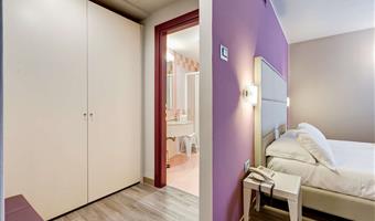 1 queen bed, family room, sofabed