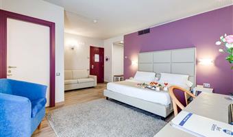 1 queen bed, family room, sofabed