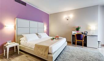 1 queen bed, family room, sofabed
