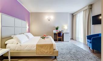 1 queen bed, family room, sofabed