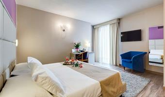 1 queen bed, family room, sofabed