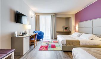 1 queen bed, family room, sofabed