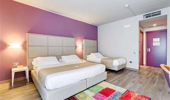 1 queen bed, family room, sofabed