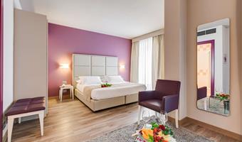 1 queen bed, family room, sofabed