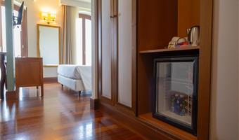 1 queen and 1 single, junior suite, whirlpool