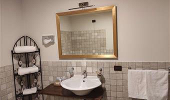 1 queen and 1 single, junior suite, whirlpool