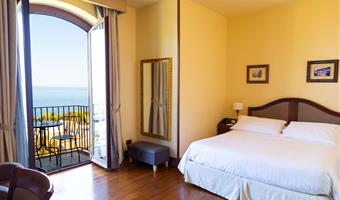 1 queen bed, standard room, twin on request