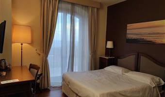 1 queen bed, standard room, twin on request