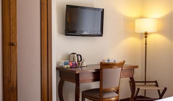 1 queen bed, standard room, twin on request