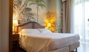 1 queen bed, standard room, twin on request