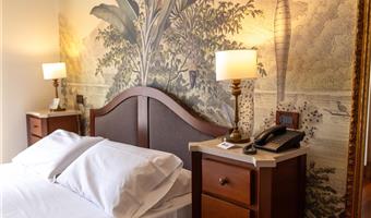 1 queen bed, standard room, twin on request
