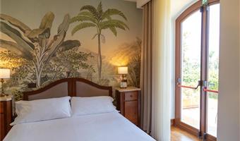 1 queen bed, standard room, twin on request