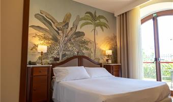 1 queen bed, standard room, twin on request