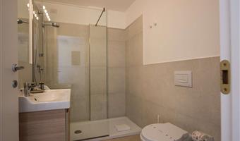 1 queen bed, non-smoking, superior room, sofabed for one person, convertible into two twin beds