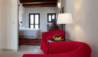 1 queen bed, non-smoking, superior room, sofabed for one person, convertible into two twin beds