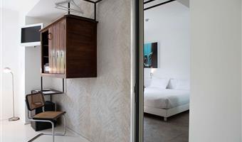 1 king 2 single beds, non-smoking, family room, connecting rooms, 2 bathrooms, shower, convertible into two twin beds