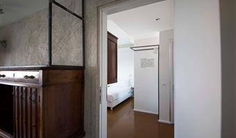 1 king 2 single beds, non-smoking, family room, connecting rooms, 2 bathrooms, shower, convertible into two twin beds