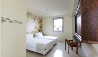1 king size bed and 1 single bed for a child up to 12 years old, non-smoking rooms, standard room, shower