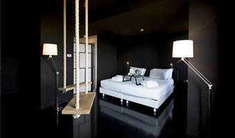 1 king bed, non-smoking, junior suite, free minibar, bathrobe and slippers, shower