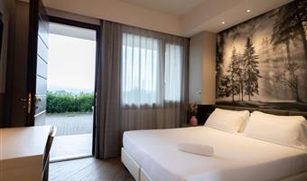 1 queen bed, non-smoking, comfort room, free spa access, bathrobe and slippers, coffee maker, parking in front of room