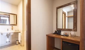 1 queen bed, non-smoking, superior room, balcony, lake view, free garage, free spa access