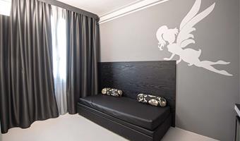 1 queen round bed 1 single bed, junior suite, non-smoking