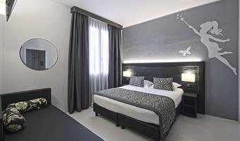 1 queen round bed 1 single bed, junior suite, non-smoking