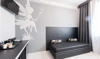 1 queen round bed 1 single bed, junior suite, non-smoking