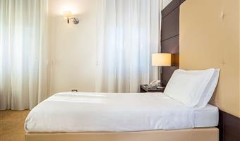 1 queen bed, non-smoking, standard room, free bottle of mineral water