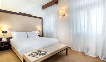 1 queen bed, non-smoking, standard room, free bottle of mineral water