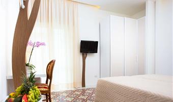 1 king bed, non-smoking, standard room, balcony, partial seaview, convertible into two twin beds, full breakfast