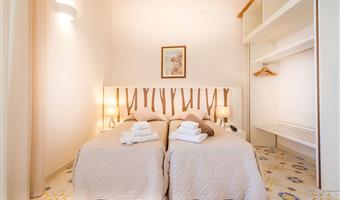 1 king bed, non-smoking, superior room, balcony, convertible into two twin beds, full breakfast