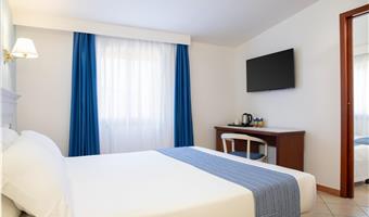 1 queen bed, non-smoking, junior suite, sofabed, sea view, living area, coffee and tea maker
