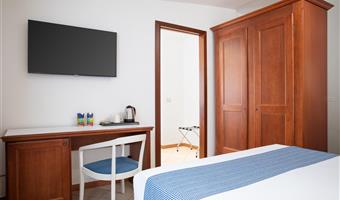 1 queen bed, non-smoking, junior suite, sofabed, sea view, living area, coffee and tea maker