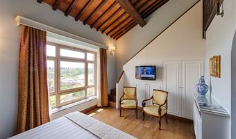 1 queen bed, non-smoking, junior suite, sofabed