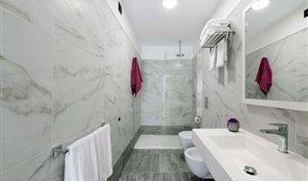 1 queen bed, non-smoking, classic room, internal view, convertible into two twin beds on request
