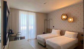 1 queen and 1 single, non-smoking, comfort room, convertible into two twin beds