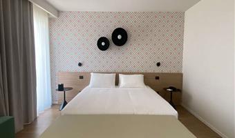 1 queen and 1 single, non-smoking, comfort room, convertible into two twin beds