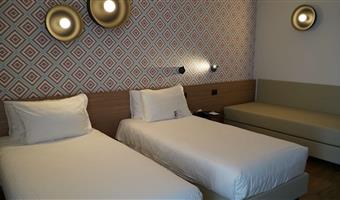 1 queen and 1 single, non-smoking, comfort room, convertible into two twin beds