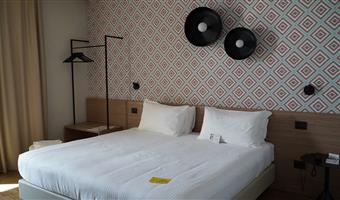 1 queen and 1 single, non-smoking, comfort room, convertible into two twin beds