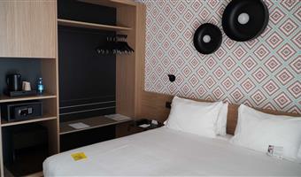 1 queen 3 single, non-smoking, family room, connecting rooms