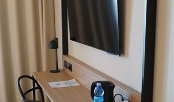 1 queen 3 single, non-smoking, family room, connecting rooms