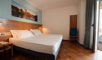 1 king bed, non-smoking, classic room, convertible into two twin beds