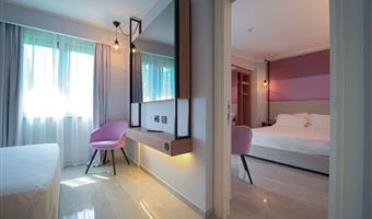 2 queen beds, non-smoking, family room, 2 connecting rooms, 2 bathrooms